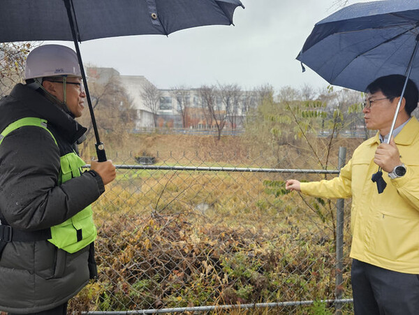 25일 김정욱 농림축산식품부 농업혁신정책실장이 강원도 춘천 지역에서 야생멧돼지 차단용 울타리 등을 살펴보며 방역 실태를 점검하고 있다. (사진=농림축산식품부 제공)