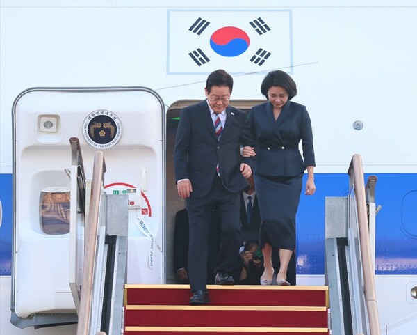  G20 정상회의 등 중동·아프리카 순방 일정을 마친 이재명 대통령과 김혜경 여사가 26일 경기 성남공항에 도착해 공군1호기에서 내리고 있다. (사진=뉴시스)