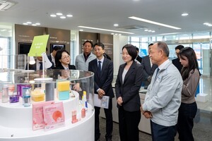 '1호 리쇼어링' 한국콜마, 최현규 대표 "K-뷰티 성장에 힘 보탤 것" - 뉴스 썸네일 이미지